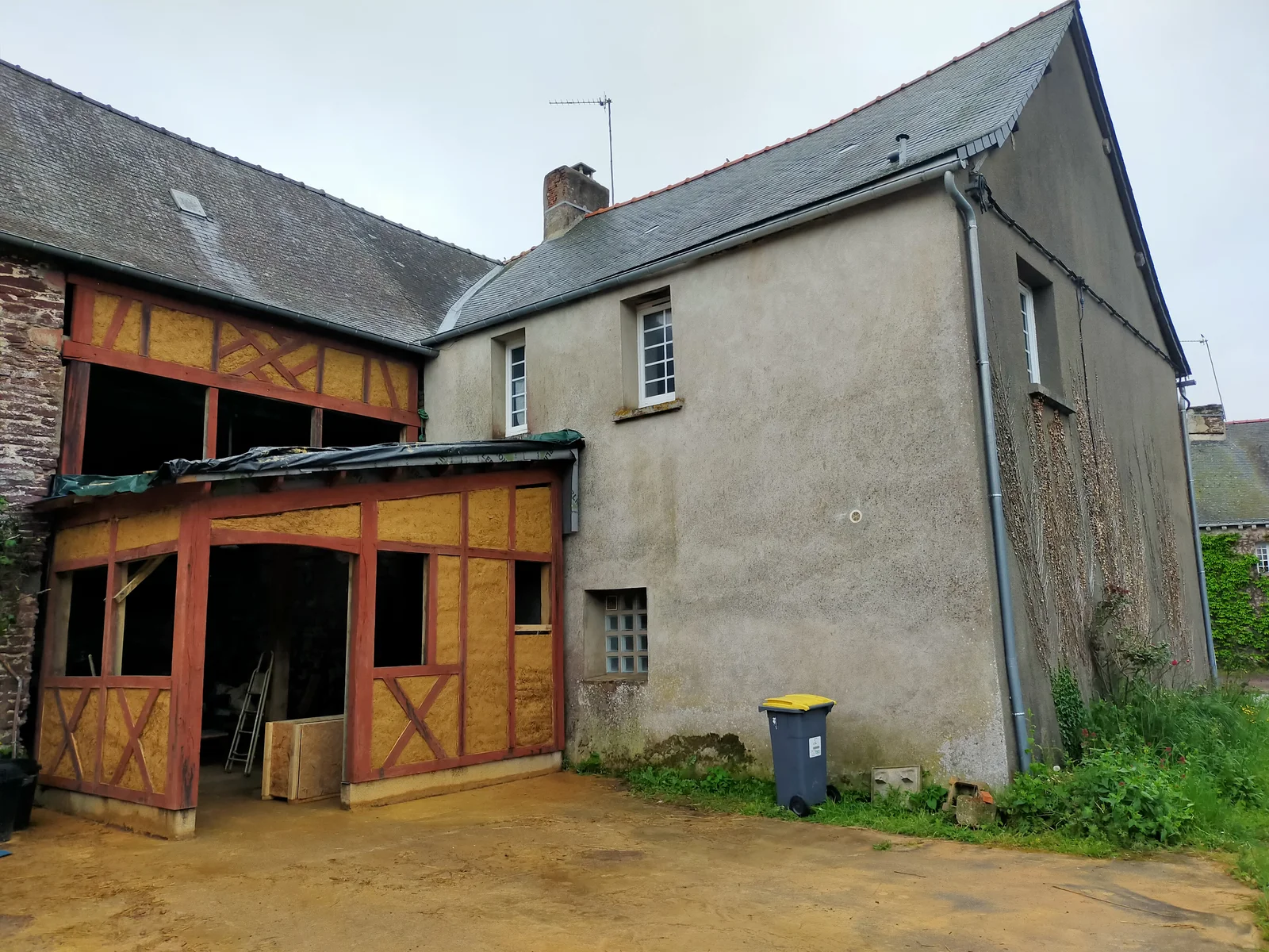 Charpente pour extension en pan de bois, terre et paille, à Concoret, vue 1
