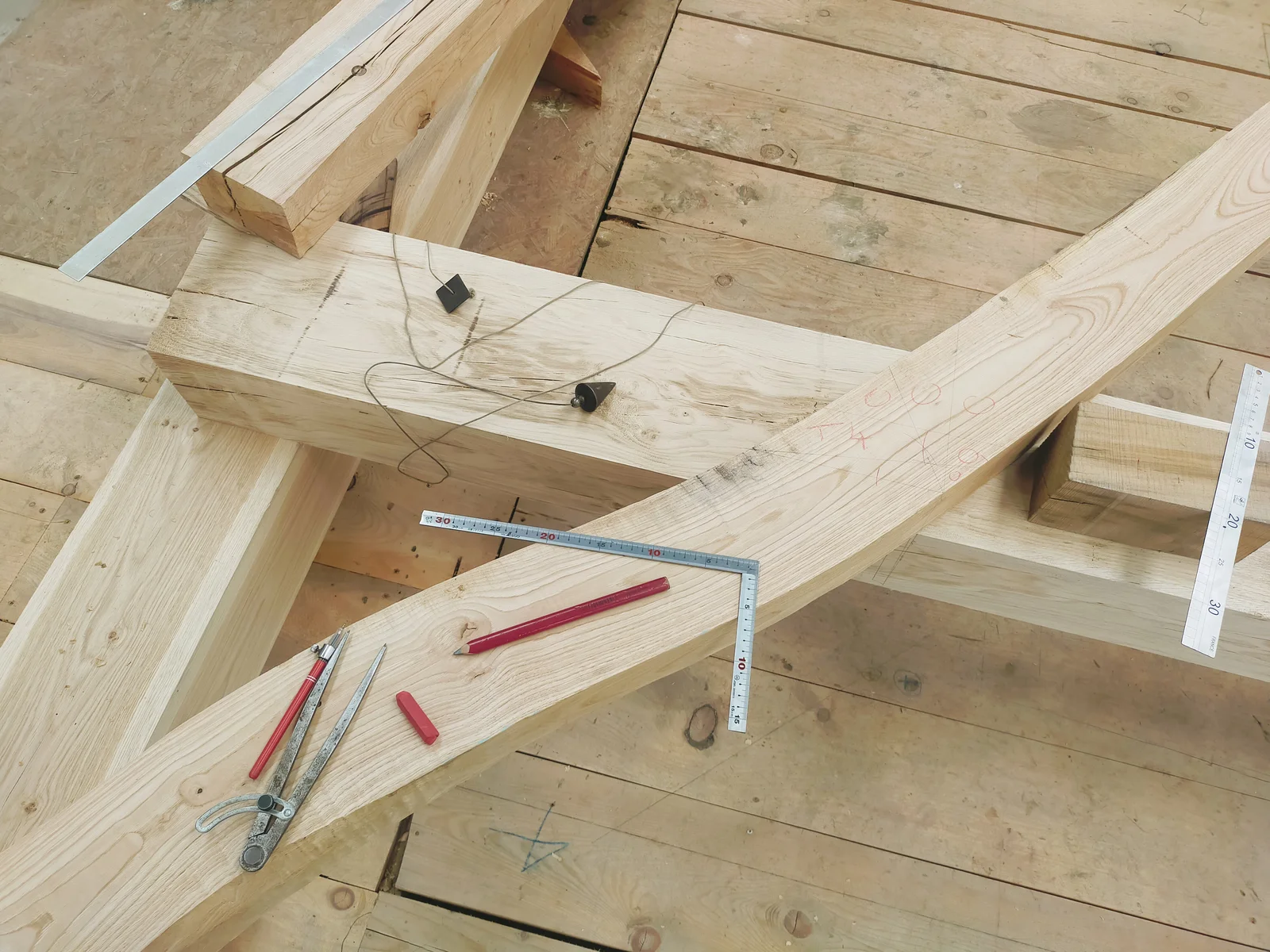 Charpente sur poteaux bois, maison à étage pour isolation paille, à Loyat, vue 2