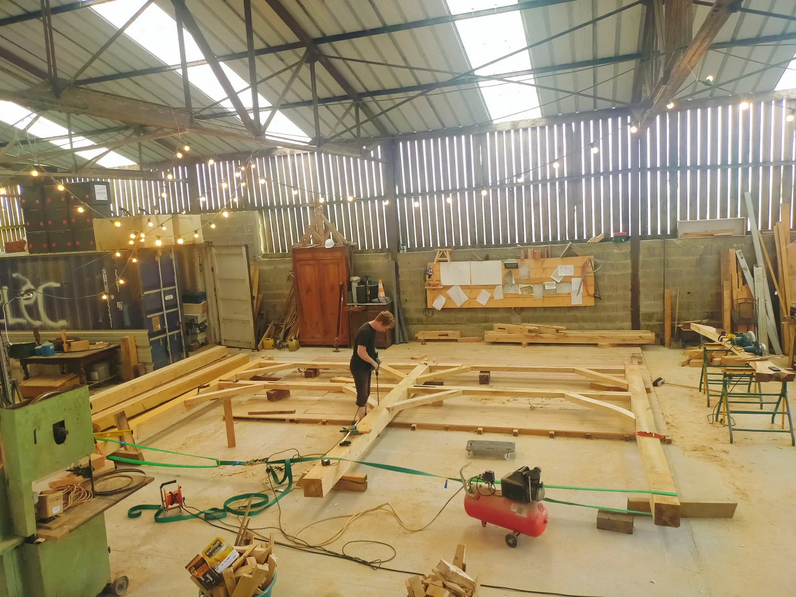 Charpente sur poteaux bois, maison à étage pour isolation paille, à Loyat, vue 3