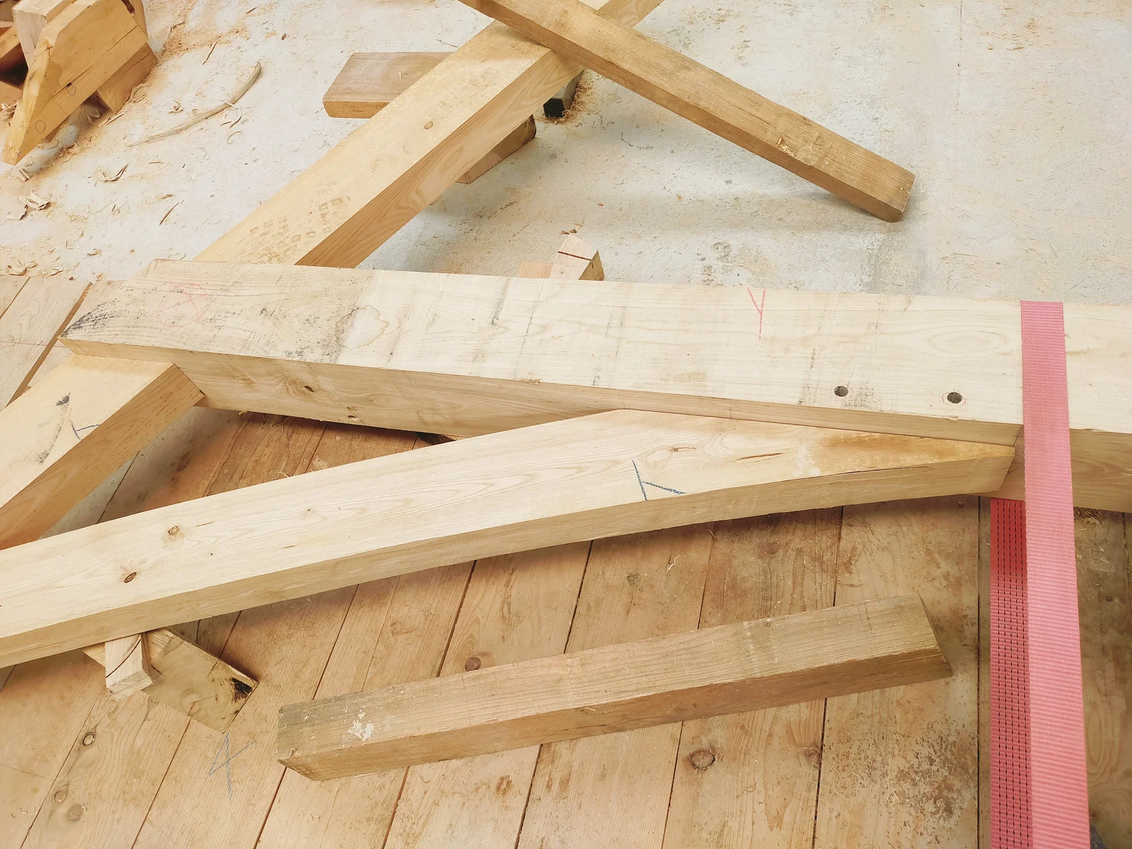 Charpente sur poteaux bois, maison à étage pour isolation paille, à Loyat, vue 4