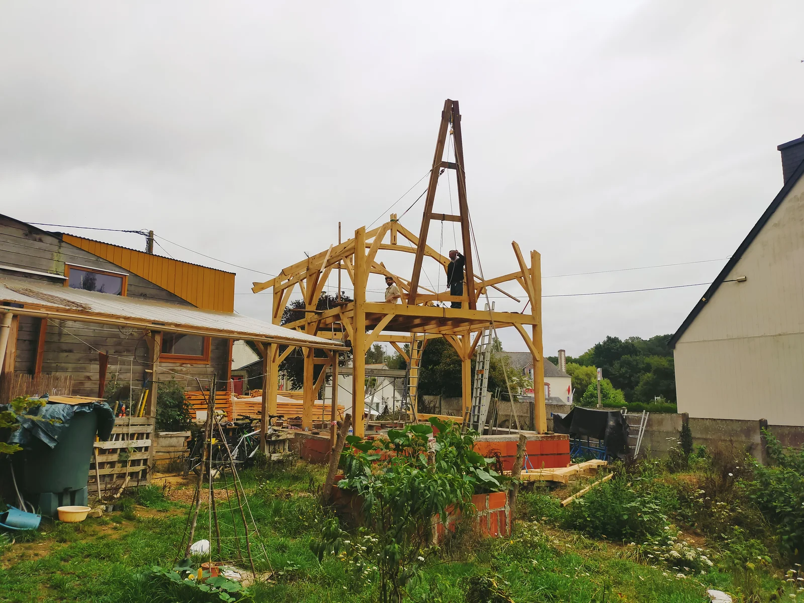 Charpente sur poteaux bois, maison à étage pour isolation paille, à Loyat, vue 7